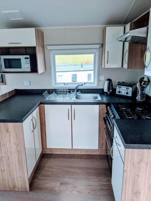 Large 4 Person Couples And Family Caravan In Newquay Bay Resort 외부 사진