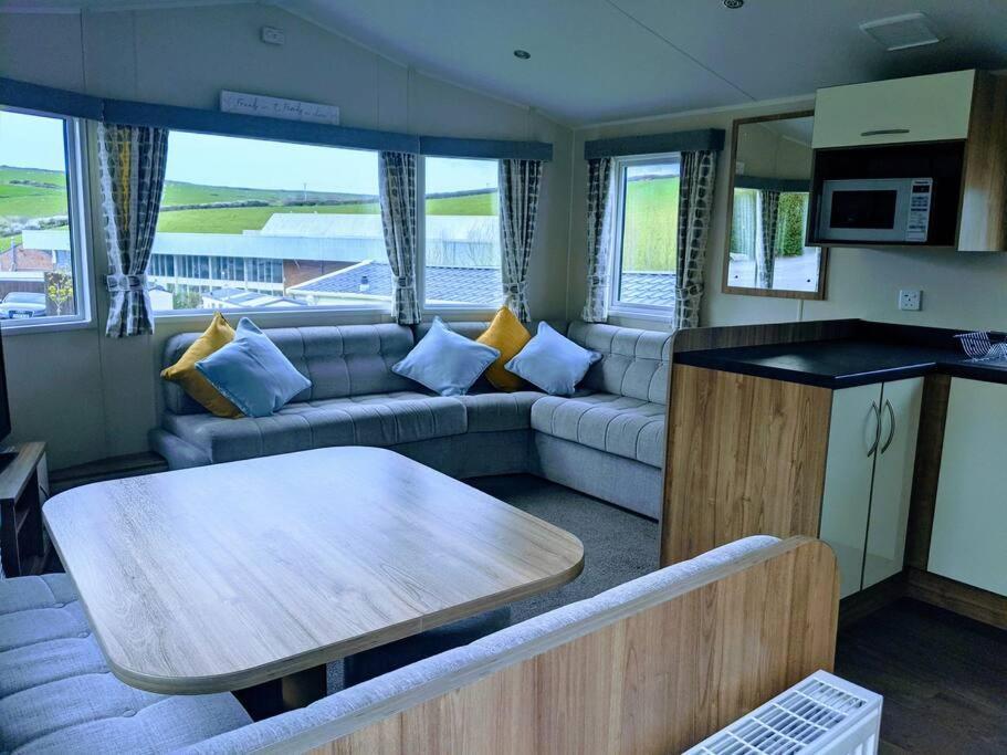 Large 4 Person Couples And Family Caravan In Newquay Bay Resort 외부 사진