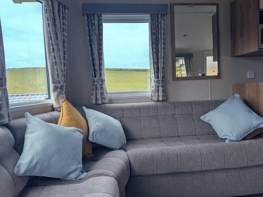 Large 4 Person Couples And Family Caravan In Newquay Bay Resort 외부 사진