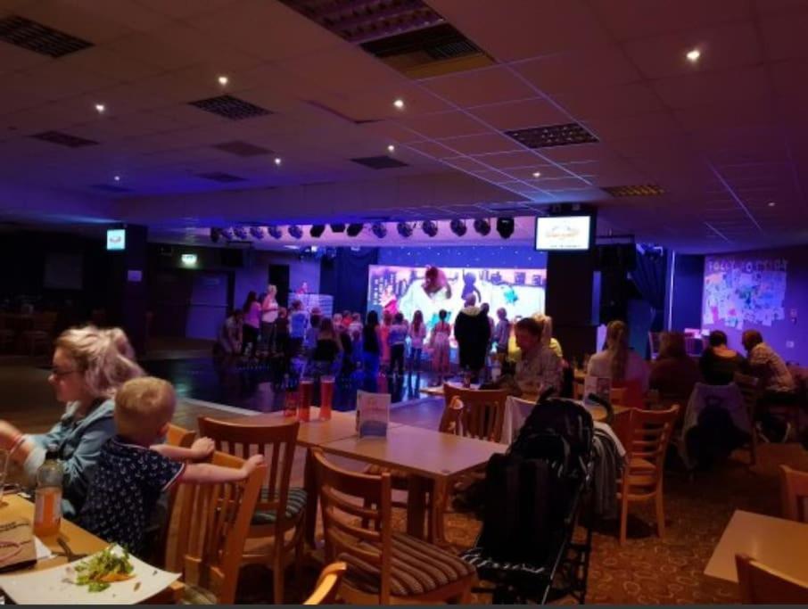 Large 4 Person Couples And Family Caravan In Newquay Bay Resort 외부 사진