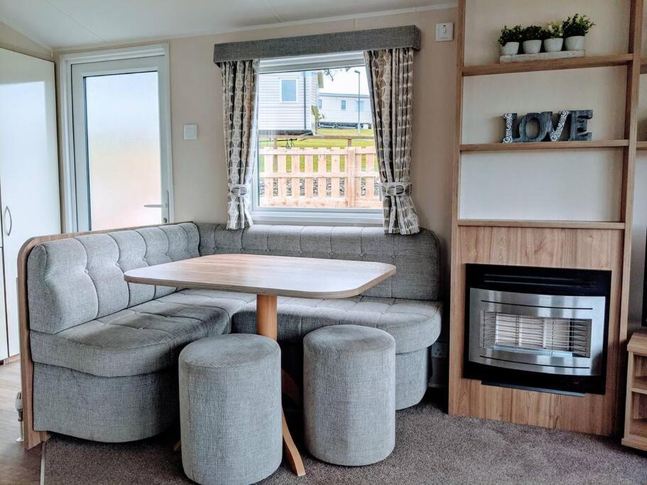 Large 4 Person Couples And Family Caravan In Newquay Bay Resort 외부 사진