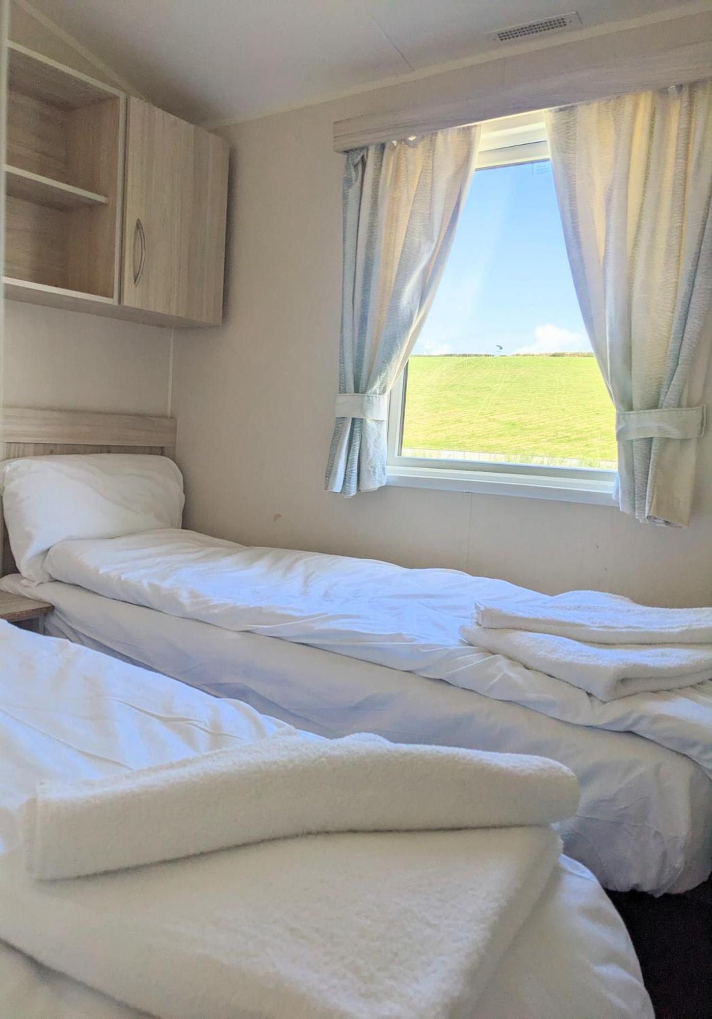 Large 4 Person Couples And Family Caravan In Newquay Bay Resort 외부 사진